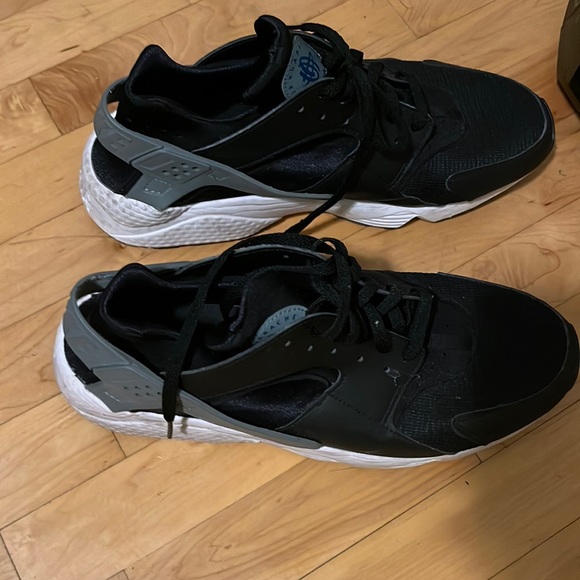 Nike Huarache Running Shoe - Picture 1 of 4